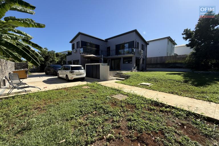 Jolie maison neuve de 120 m&sup2; habitables + 20 m&sup2; de garage + 40 m&sup2; local ferm&eacute;, piscine au sel chauff&eacute;e, vue mer &agrave; 350 m d'altitude