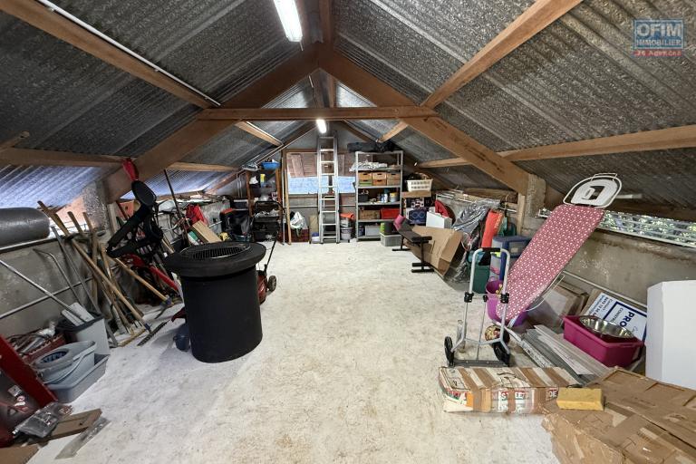 Jolie maison neuve de 120 m&sup2; habitables + 20 m&sup2; de garage + 40 m&sup2; local ferm&eacute;, piscine au sel chauff&eacute;e, vue mer &agrave; 350 m d'altitude