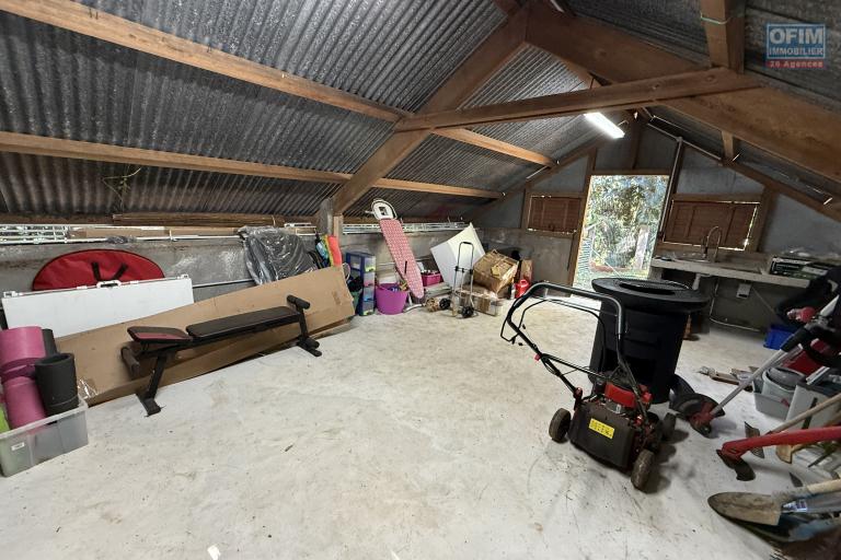Jolie maison neuve de 120 m&sup2; habitables + 20 m&sup2; de garage + 40 m&sup2; local ferm&eacute; avec piscine au sel chauff&eacute;e, vue mer &agrave; 350 m d'altitude