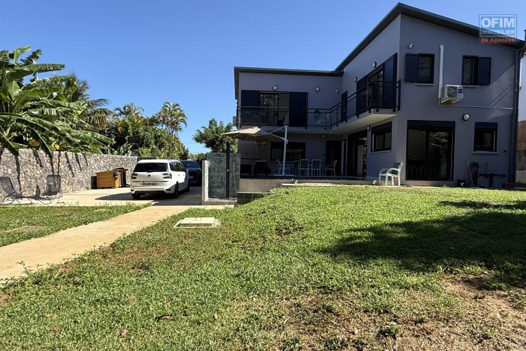 Jolie maison neuve de 120 m&sup2; habitables + 20 m&sup2; de garage + 40 m&sup2; local ferm&eacute; avec piscine au sel chauff&eacute;e, vue mer &agrave; 350 m d'altitude