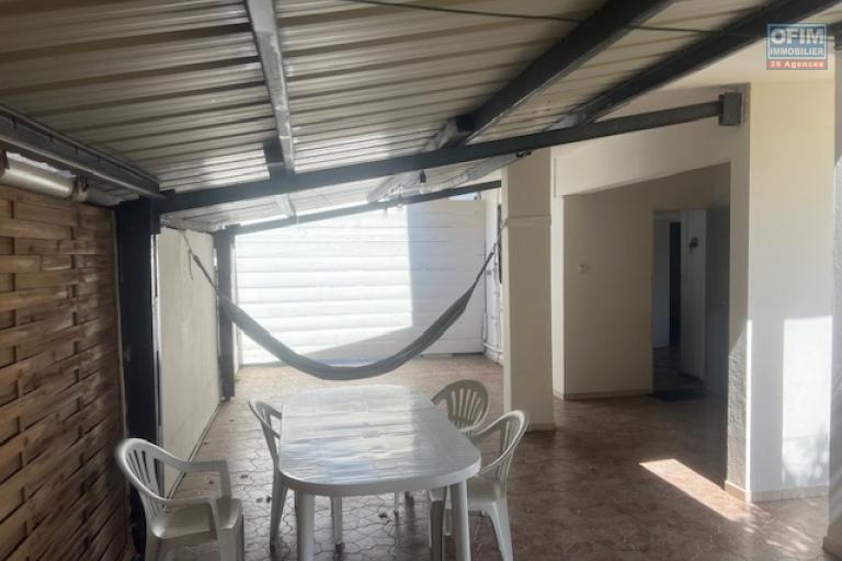 A louer grand Appartement T4 sur ETANG SALE LES BAINS avec un beau et grand jardin