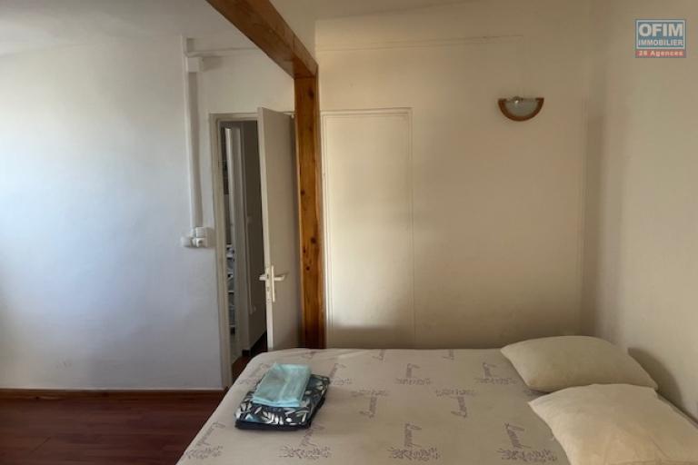 A louer grand Appartement T4 sur ETANG SALE LES BAINS avec un beau et grand jardin