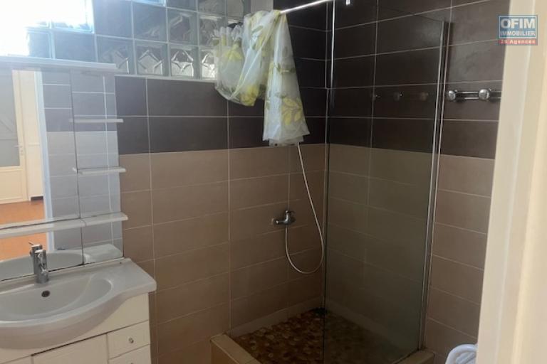 A louer grand Appartement T4 sur ETANG SALE LES BAINS avec un beau et grand jardin