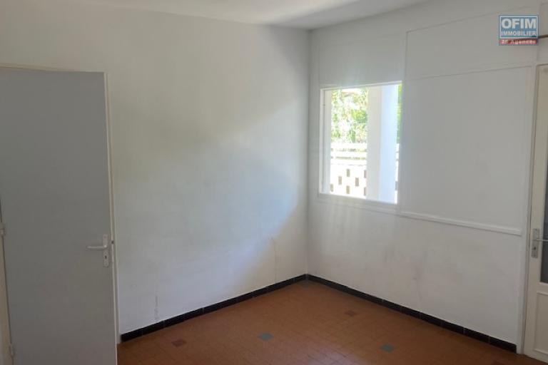 A louer grand Appartement T4 sur ETANG SALE LES BAINS avec un beau et grand jardin