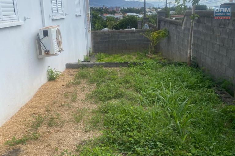 A louer appartement T3 (bas de maison) &agrave; STE MARIE, proche du centre et de l'espace commerciale La Reserve