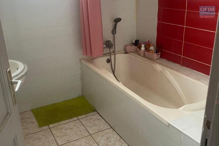 A louer appartement T3 (bas de maison) &agrave; STE MARIE, proche du centre et de l'espace commerciale La Reserve