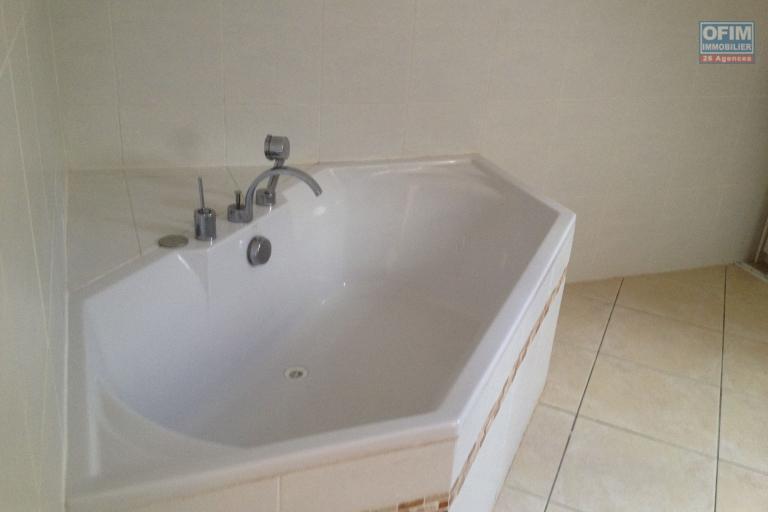 A LOUER MAISON F6 - GRANDE MONTEE - SAINTE MARIE