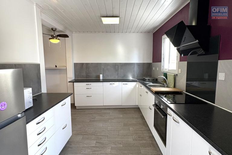 A louer jolie Villa 3 chambres MEUBLEE et remise à neuf de 93m2 à Saint-Benoit