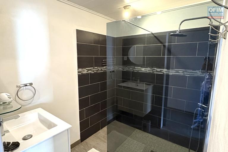 A louer jolie Villa 3 chambres MEUBLEE et remise à neuf de 93m2 à Saint-Benoit