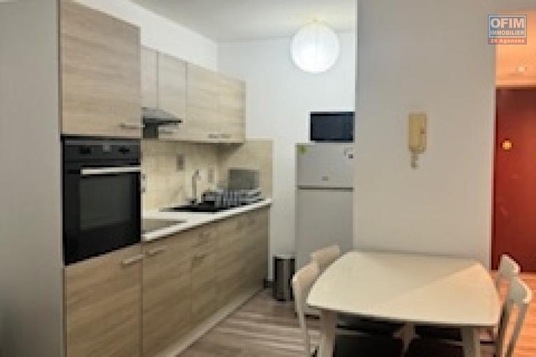 A Louer bel appartement de type F1 meublé résidence le Rembrandt à Sainte Clotilde proche clinique.
