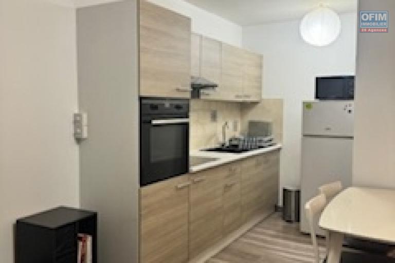A Louer bel appartement de type F1 meublé résidence le Rembrandt à Sainte Clotilde proche clinique.