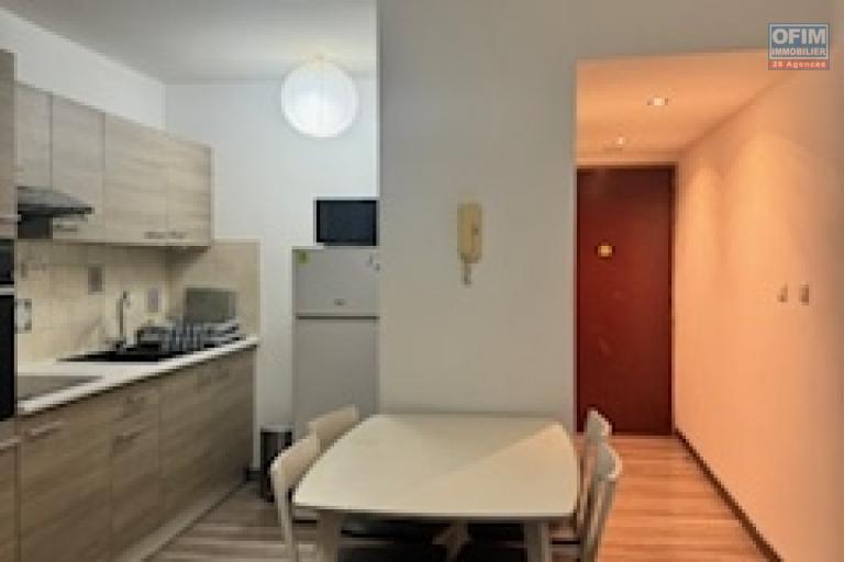 A Louer bel appartement de type F1 meublé résidence le Rembrandt à Sainte Clotilde proche clinique.