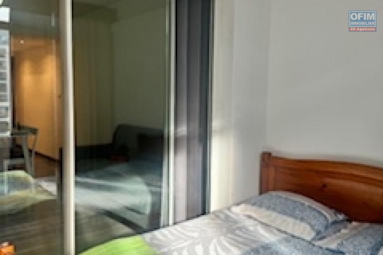 A Louer bel appartement de type F1 meublé résidence le Rembrandt à Sainte Clotilde proche clinique.