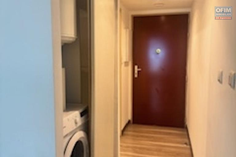 A Louer bel appartement de type F1 meublé résidence le Rembrandt à Sainte Clotilde proche clinique.