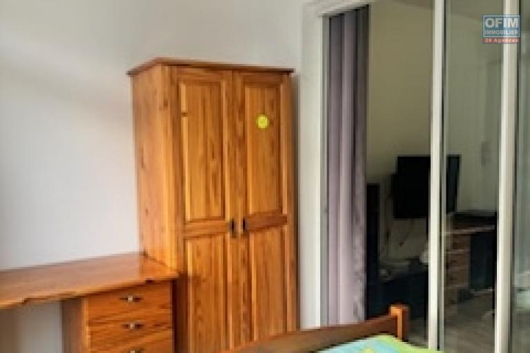 A Louer bel appartement de type F1 meublé résidence le Rembrandt à Sainte Clotilde proche clinique.