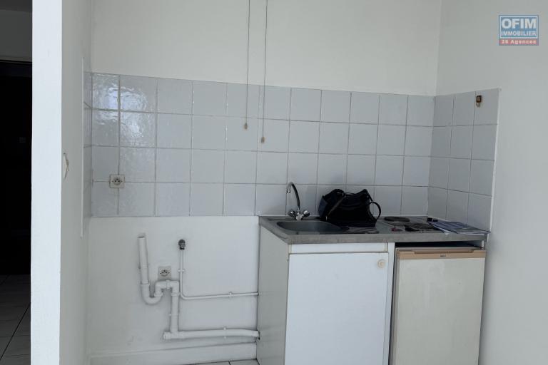 A Louer appartement de type F1 résidence les ORANGELLES à Sainte Clotilde .