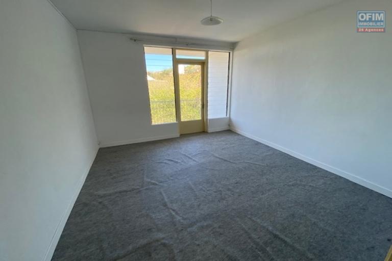 A louer appartement F3 sur la résidence OZOUX bas de la rivière à Saint Denis.