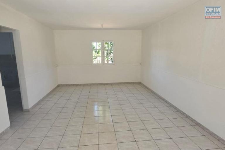 A louer joli villa jumelée de plain-pied entièrement rénovée de type F3 le Tampon Trois Mares