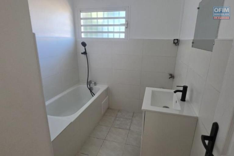 A louer joli villa jumelée de plain-pied entièrement rénovée de type F3 le Tampon Trois Mares