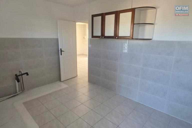 A louer joli villa jumelée de plain-pied entièrement rénovée de type F3 le Tampon Trois Mares