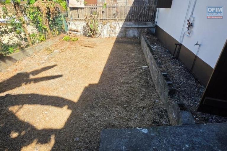 A louer joli villa jumelée de plain-pied entièrement rénovée de type F3 le Tampon Trois Mares