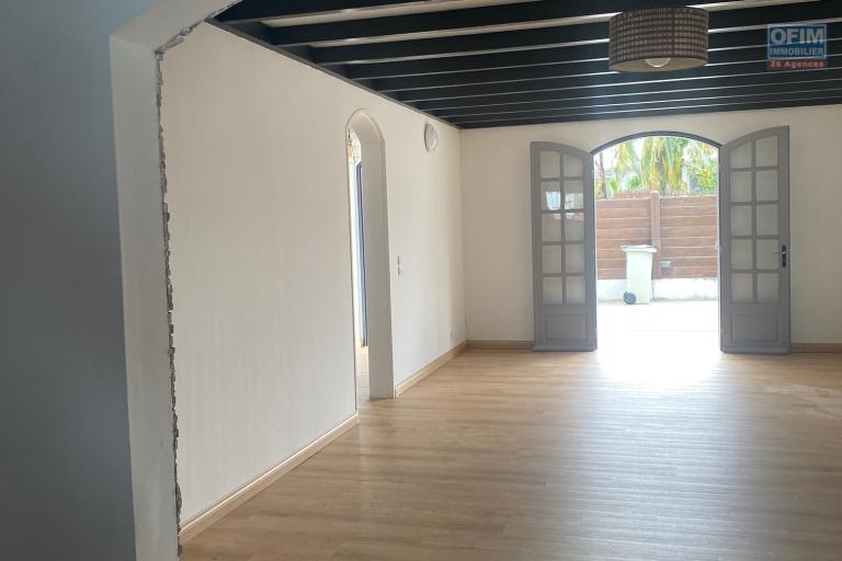 A louer cette Jolie villa F4 avec jardin arboré située à la Grande Montée Sainte Marie.
