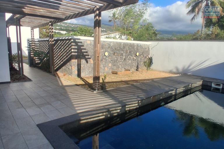 A LOUER villa moderne de type F4 avec PISCINE à 1900 euros sur la POSSESSION