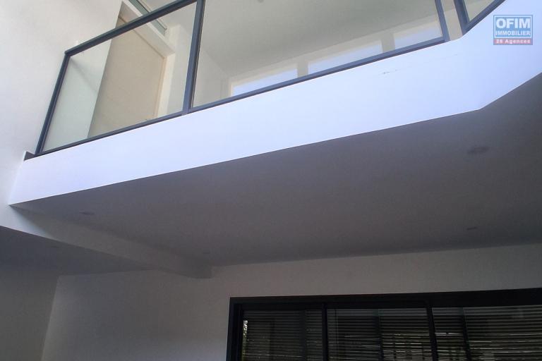 A LOUER villa moderne de type F4 avec PISCINE à 1900 euros sur la POSSESSION