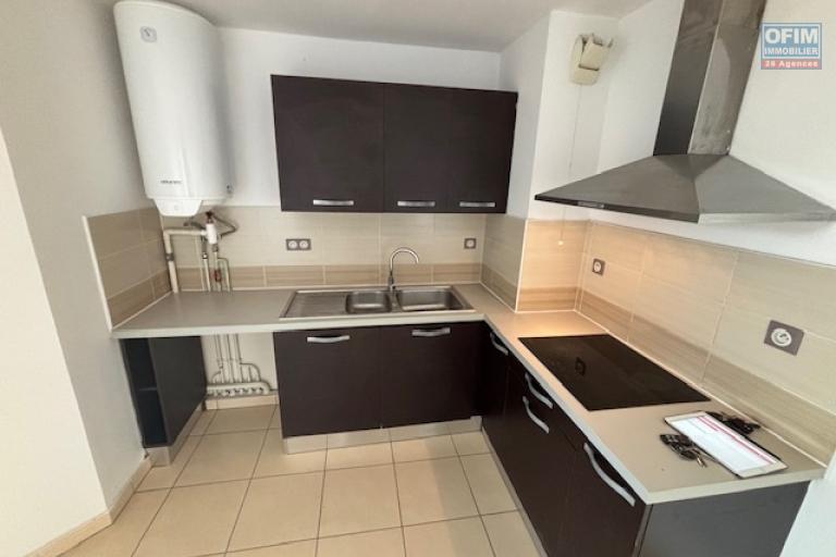A vendre T2 avec varangue vue mer &agrave; Ste Clotilde residence Lobellia