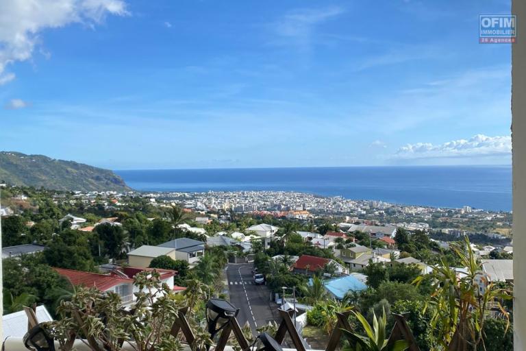 A Vendre bel appartement de type F2 résidence Le Coeur de L'Océan avec une très jolie vue sur la mer et la montagne à BDN Sainte Clotilde.