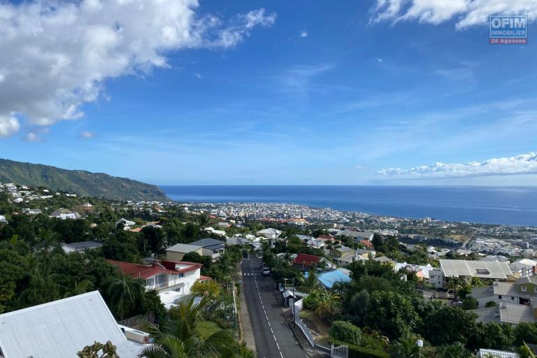 A Vendre bel appartement de type F2 résidence Le Coeur de L'Océan avec une très jolie vue sur la mer et la montagne à BDN Sainte Clotilde.