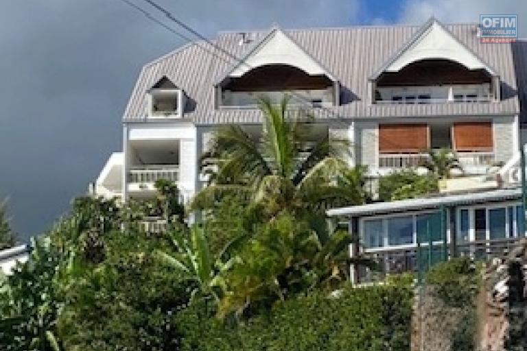 A Vendre bel appartement de type F2 résidence Le Coeur de L'Océan avec une très jolie vue sur la mer et la montagne à BDN Sainte Clotilde.