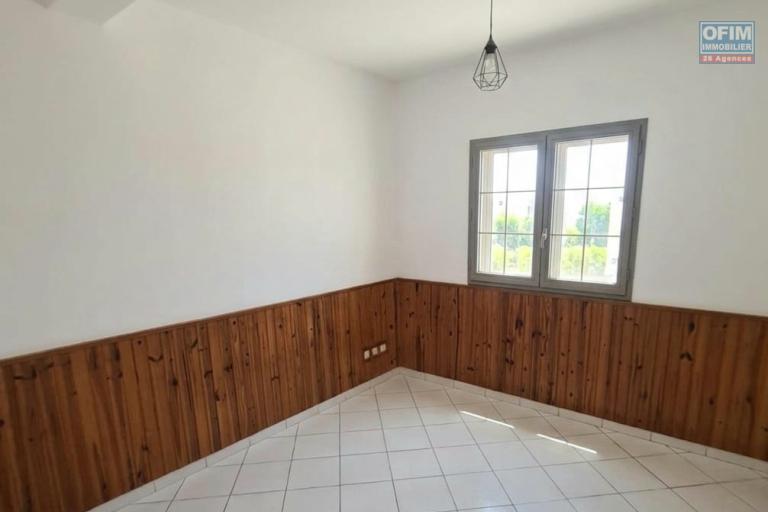 A louer grande maison secteur Mont&eacute;e sano &agrave; Sainte Marie, tr&egrave;s beau jardin, endroit calme