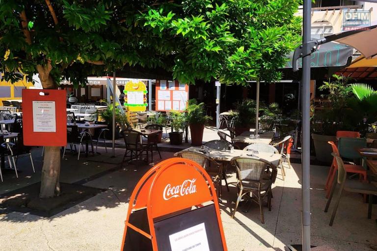 A VENDRE | Restaurant avec Terrasse, Place du March&eacute; &agrave; Saint les Bains &agrave; 199 000&euro;