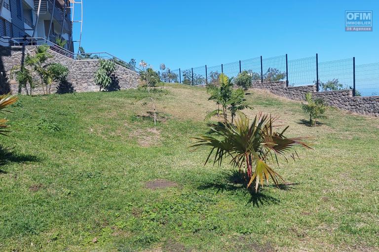 A louer T3 spacieux avec vue mer à Saint Leu Stella - Des espaces verts entretenus