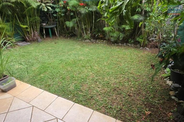 A vendre bel appartement F2 avec jardinet dans résidence avec piscine les 400 le Tampon