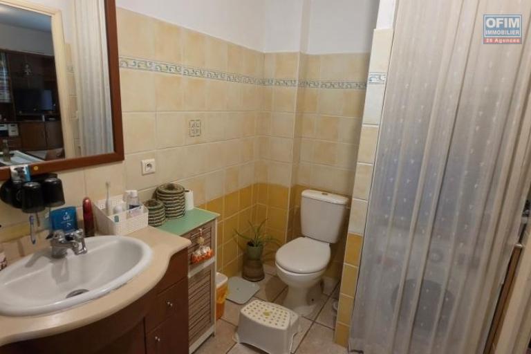 A vendre bel appartement F2 avec jardinet dans résidence avec piscine les 400 le Tampon