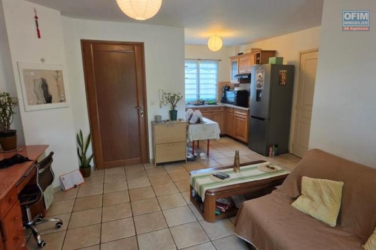A vendre bel appartement F2 avec jardinet dans résidence avec piscine les 400 le Tampon