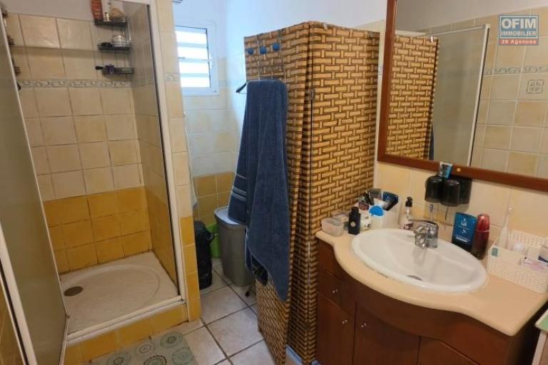 A vendre bel appartement F2 avec jardinet dans résidence avec piscine les 400 le Tampon