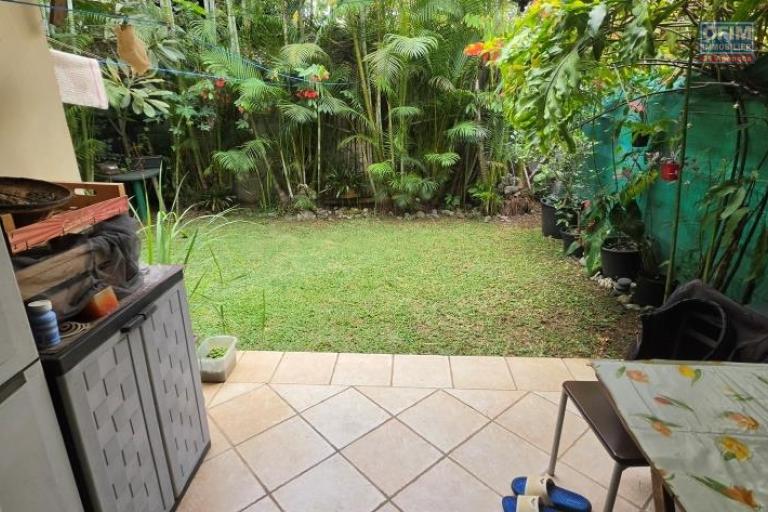 A vendre bel appartement F2 avec jardinet dans résidence avec piscine les 400 le Tampon