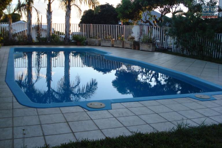 A vendre bel appartement F2 avec jardinet dans résidence avec piscine les 400 le Tampon