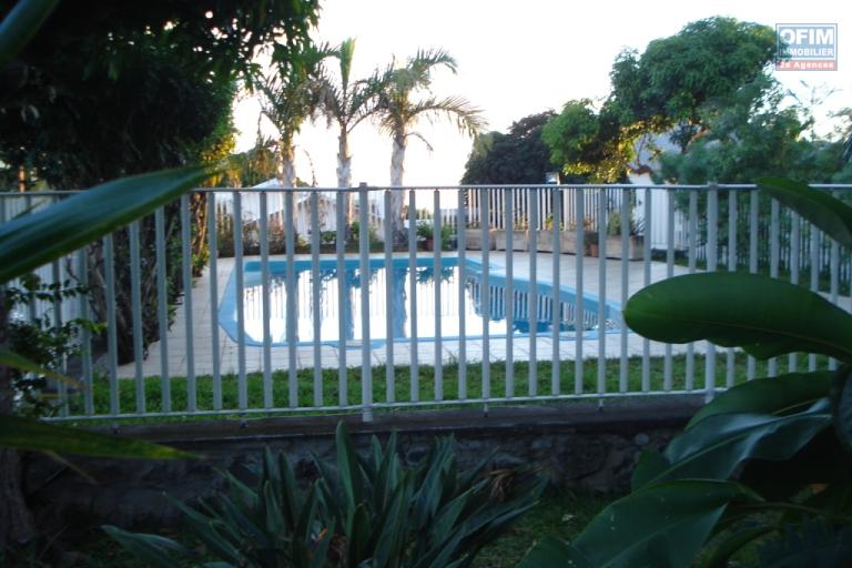 A vendre bel appartement F2 avec jardinet dans résidence avec piscine les 400 le Tampon