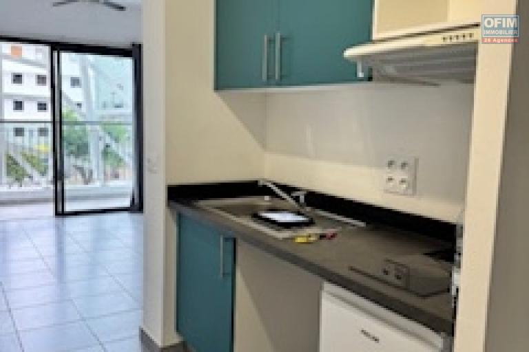 A louer bel appartement récent de type F1 sur la résidence HYPPOCRATE à Sainte Clotilde.