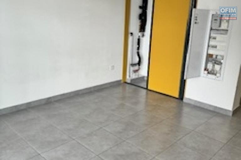 A louer bel appartement récent de type F1 sur la résidence HYPPOCRATE à Sainte Clotilde.