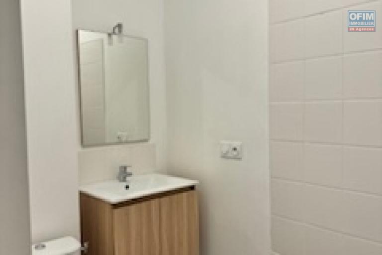 A louer bel appartement récent de type F1 sur la résidence HYPPOCRATE à Sainte Clotilde.