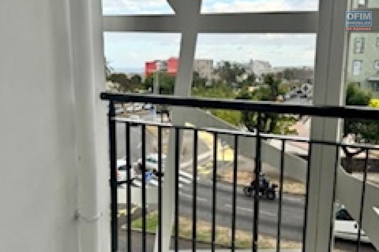 A louer bel appartement récent de type F1 sur la résidence HYPPOCRATE à Sainte Clotilde.