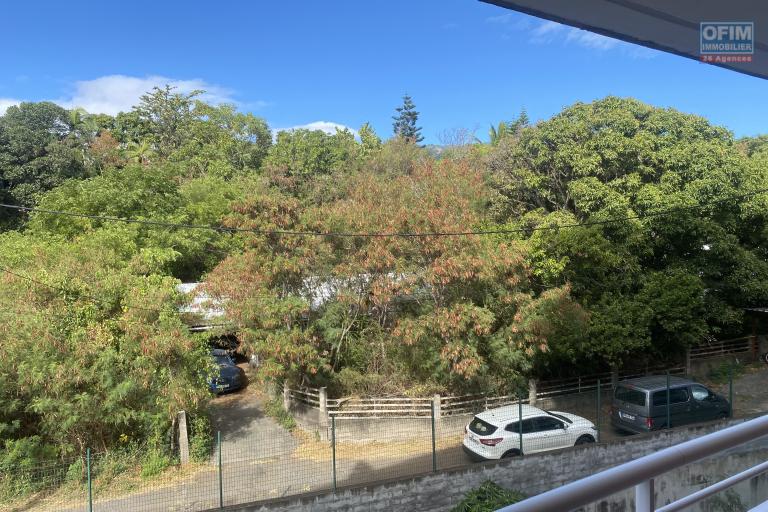 A vendre -Appartemnt T3 de 51 m2 avec varangue et parking ferm&eacute; - Secteur Sainte-Clotilde