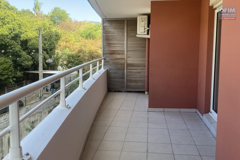 A vendre -Appartemnt T3 de 51 m2 avec varangue et parking ferm&eacute; - Secteur Sainte-Clotilde