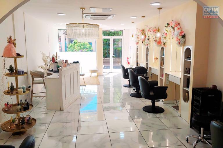 Au cœur du centre-ville de Saint-Paul | Salon de coiffure à vendre au prix de 69 500 €.
