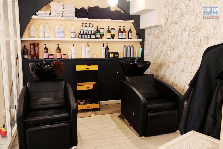 Au cœur du centre-ville de Saint-Paul | Salon de coiffure à vendre au prix de 69 500 €.